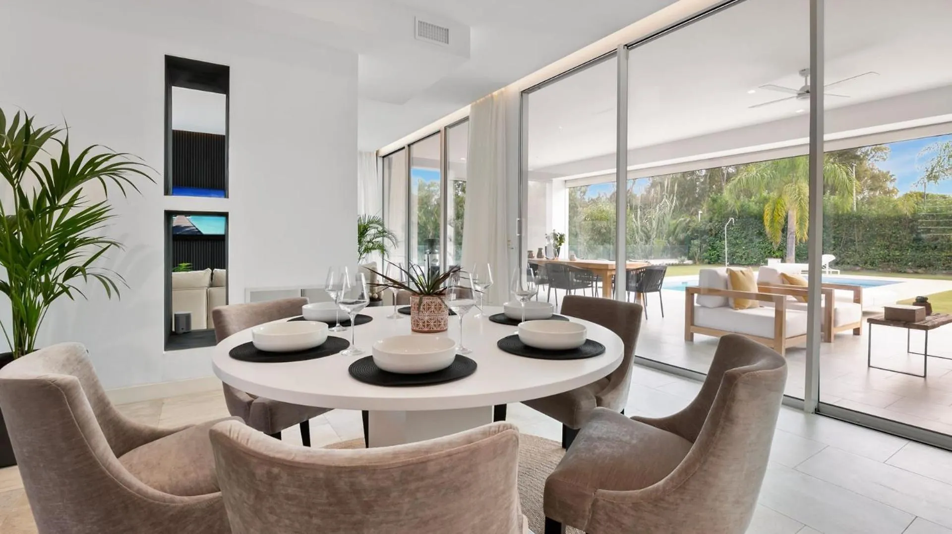 Vivi Homes -Villa Perla Pool, Gym, Jacuzzi & Garden エステポナ 0*,  スペイン