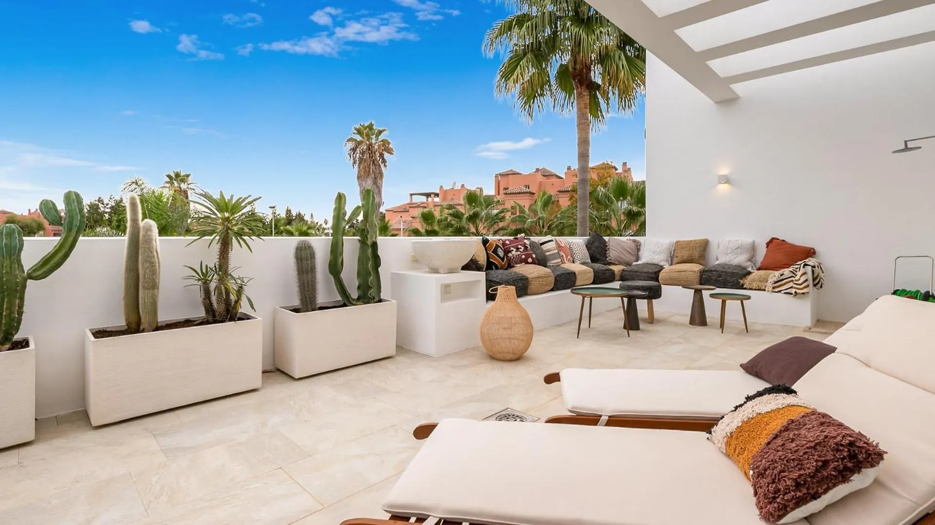 Vivi Homes -Villa Perla Pool, Gym, Jacuzzi & Garden エステポナ ヴィラ