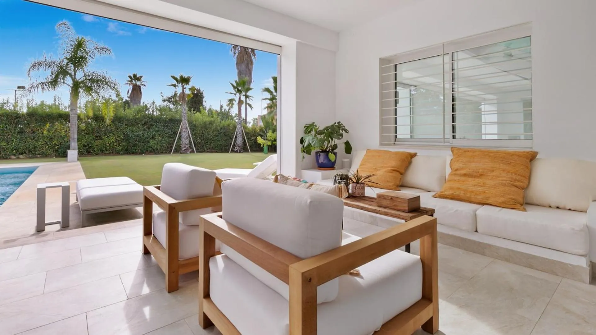 Villa Vivi Homes -Villa Perla Pool, Gym, Jacuzzi & Garden Estepona