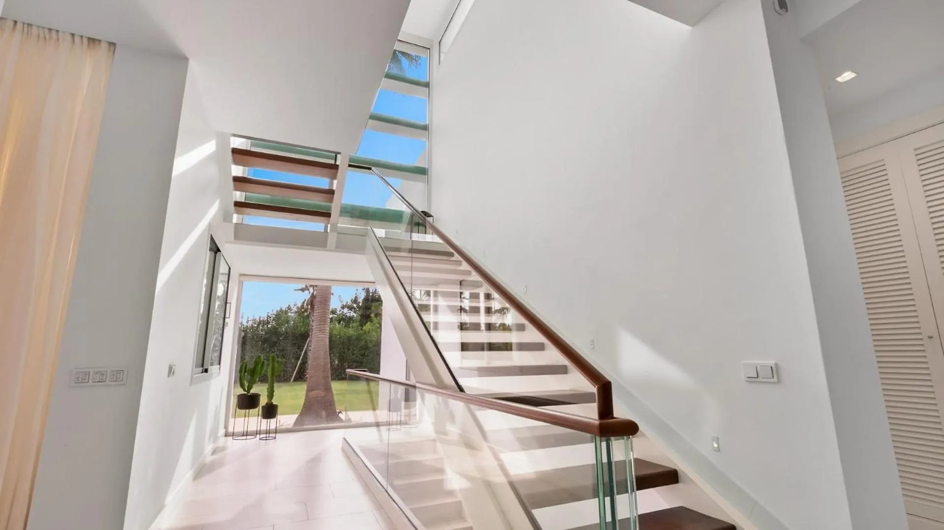 Vivi Homes -Villa Perla Pool, Gym, Jacuzzi & Garden Estepona Spain