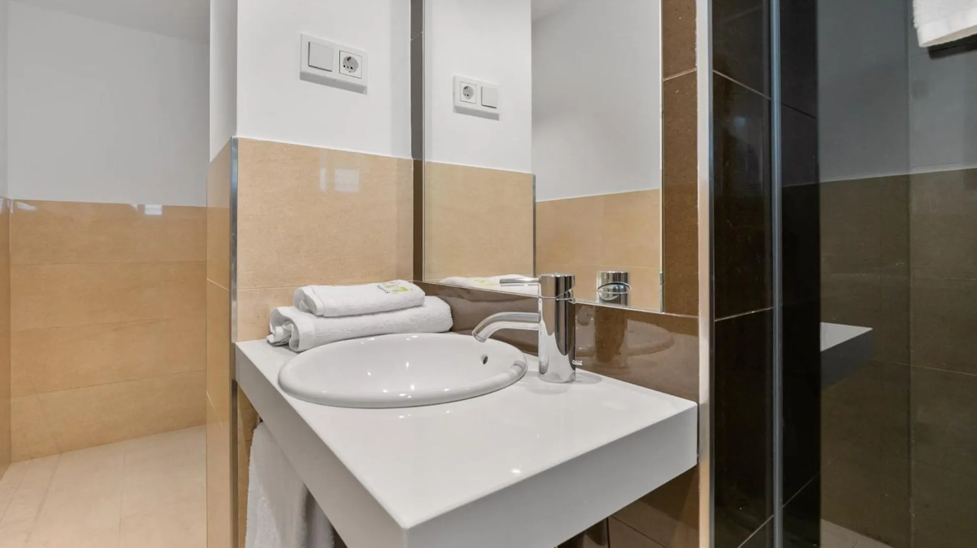 Villa Vivi Homes -Villa Perla Pool, Gym, Jacuzzi & Garden Estepona Spain