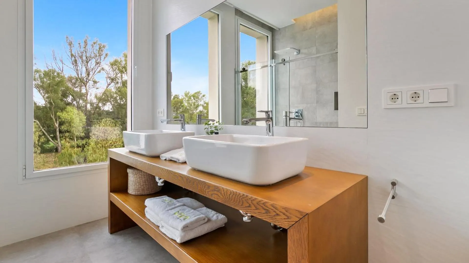 Vivi Homes -Villa Perla Pool, Gym, Jacuzzi & Garden Estepona Villa