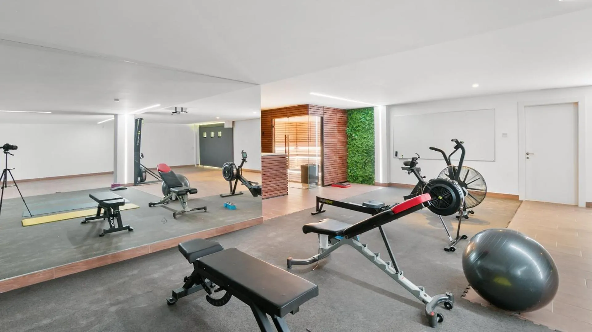Vivi Homes -Villa Perla Pool, Gym, Jacuzzi & Garden Estepona Villa