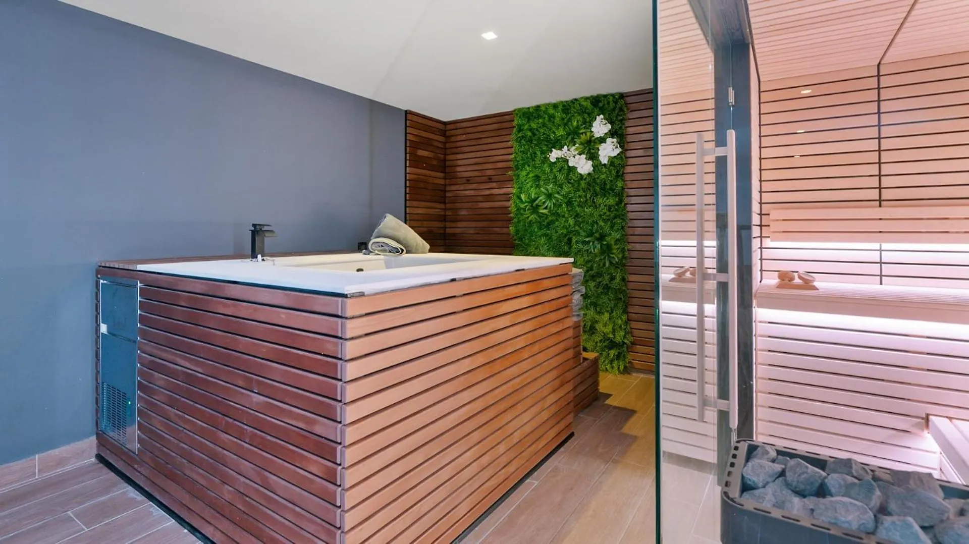 Vivi Homes -Villa Perla Pool, Gym, Jacuzzi & Garden Estepona Villa
