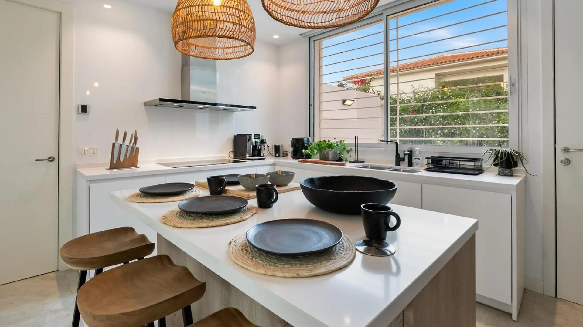 Vivi Homes -Villa Perla Pool, Gym, Jacuzzi & Garden Estepona Villa