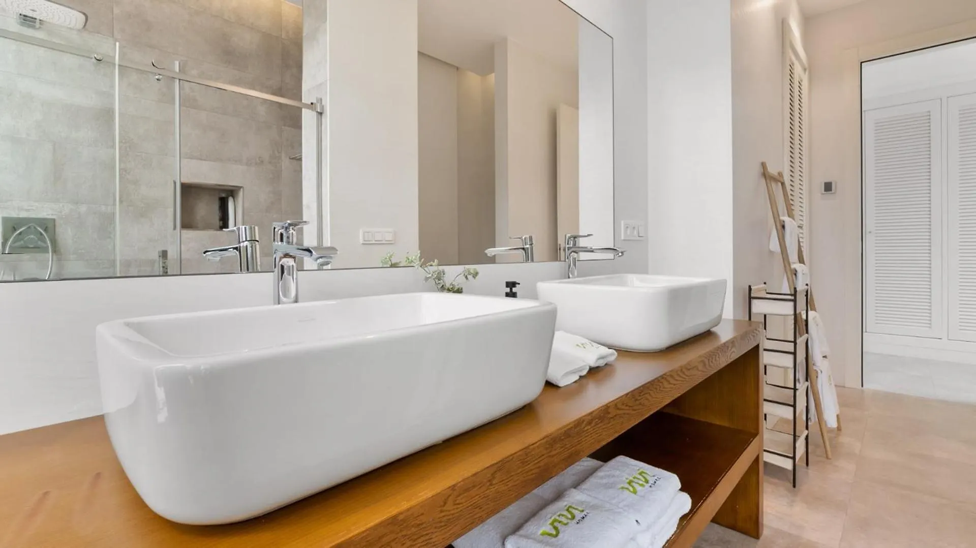 Vivi Homes -Villa Perla Pool, Gym, Jacuzzi & Garden Estepona 0*,  Spain