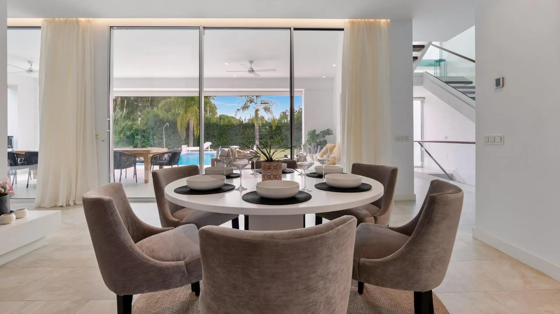 Vivi Homes -Villa Perla Pool, Gym, Jacuzzi & Garden Estepona 0*,  Spain