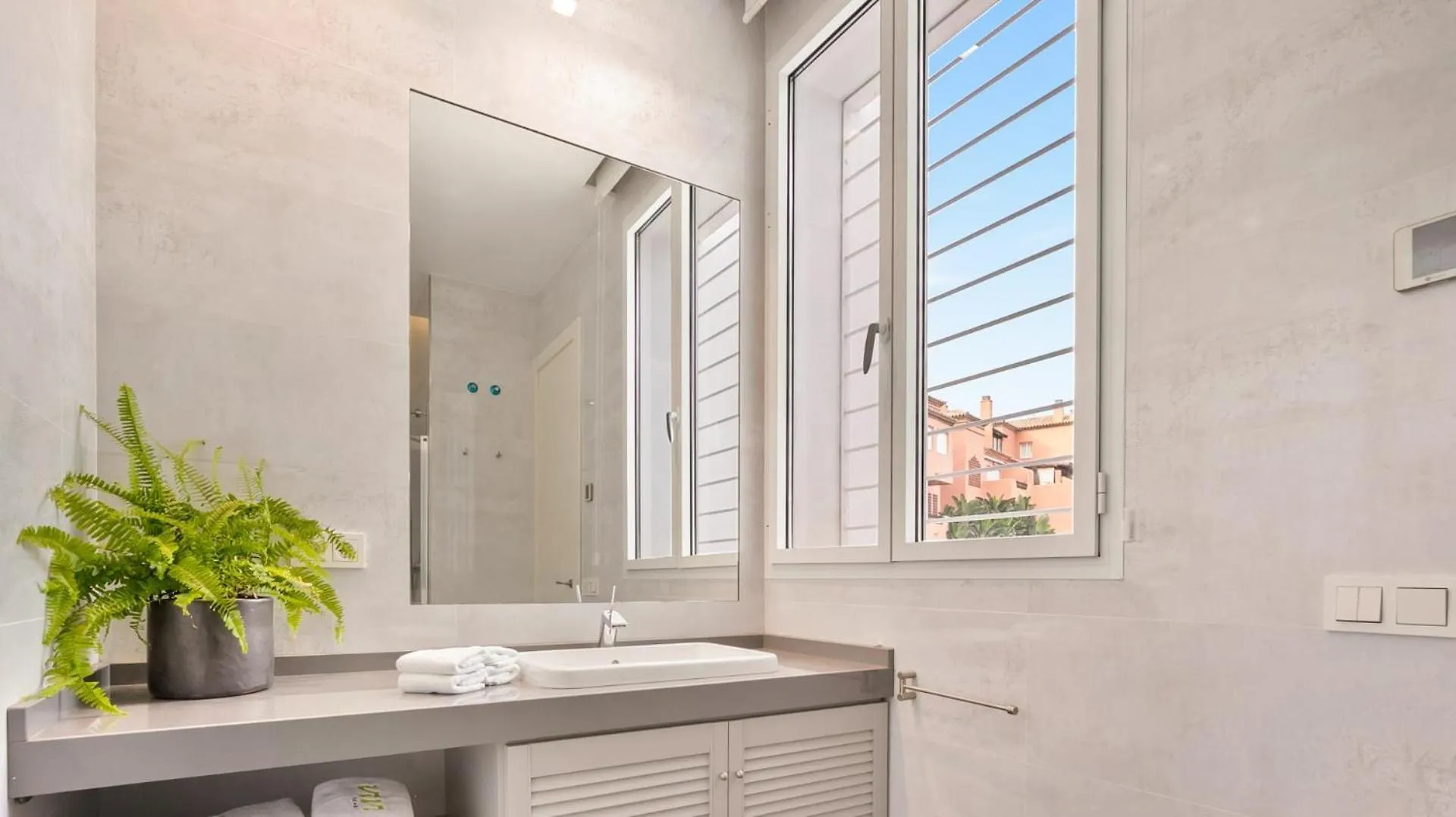 Villa Vivi Homes -Villa Perla Pool, Gym, Jacuzzi & Garden Estepona Spain