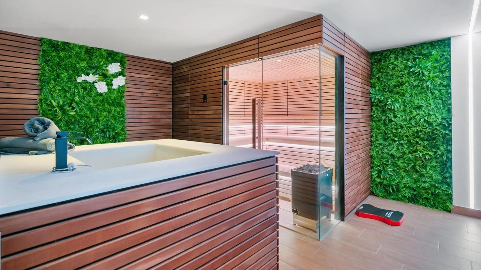 Vivi Homes -Villa Perla Pool, Gym, Jacuzzi & Garden Estepona