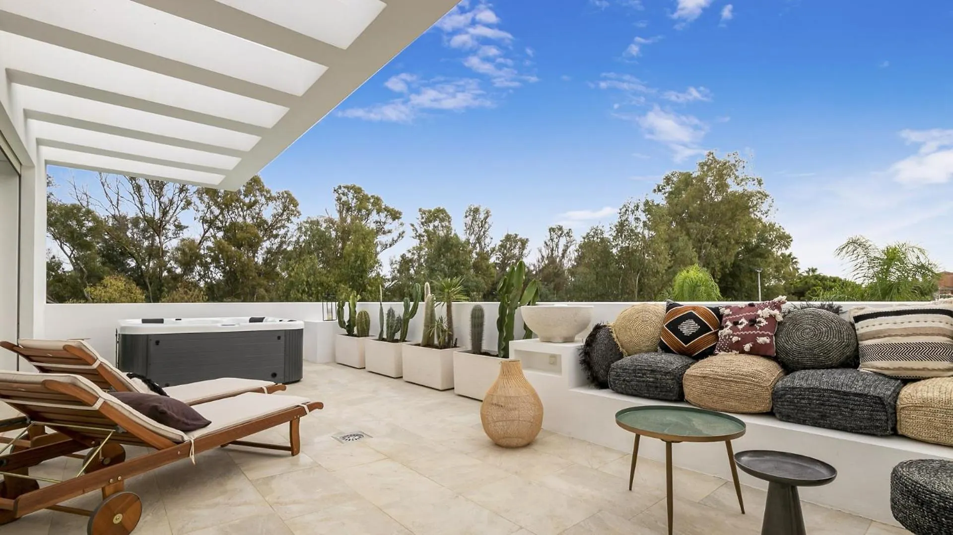 Villa Vivi Homes -Villa Perla Pool, Gym, Jacuzzi & Garden Estepona