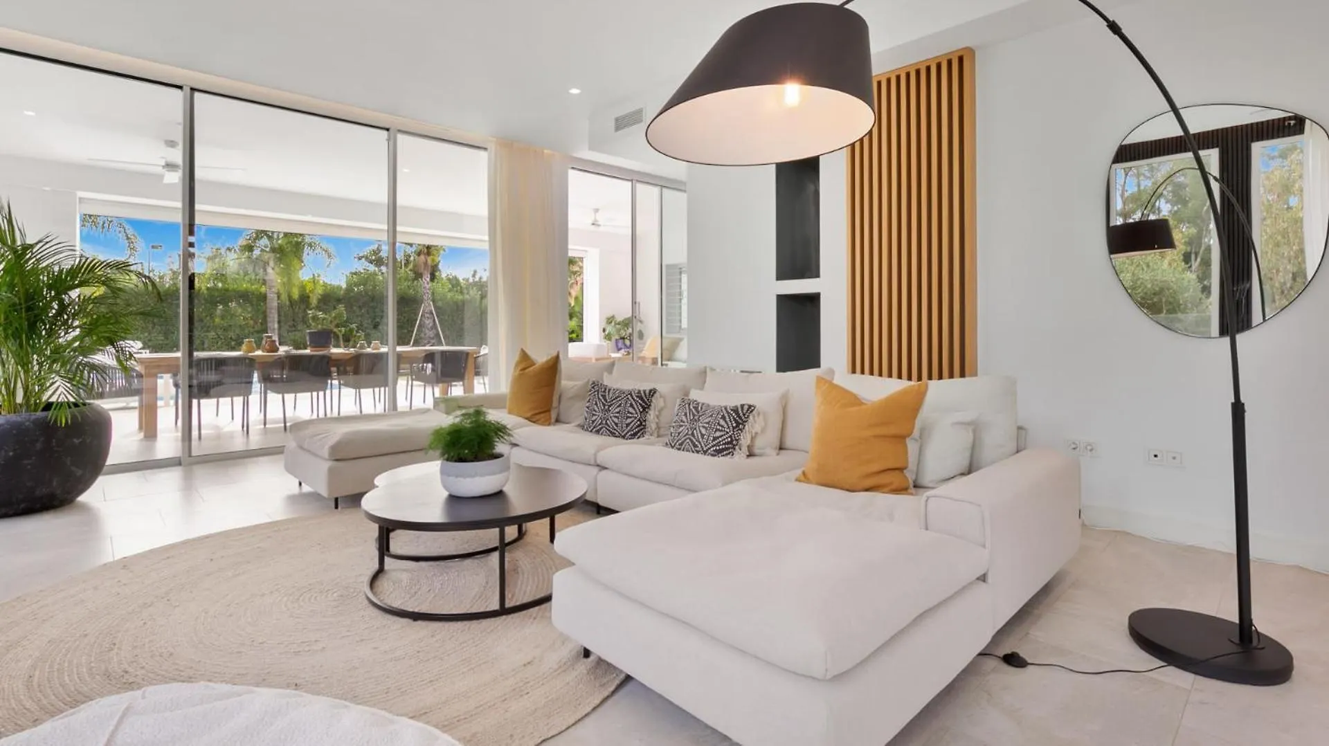 Vivi Homes -Villa Perla Pool, Gym, Jacuzzi & Garden Estepona Spain