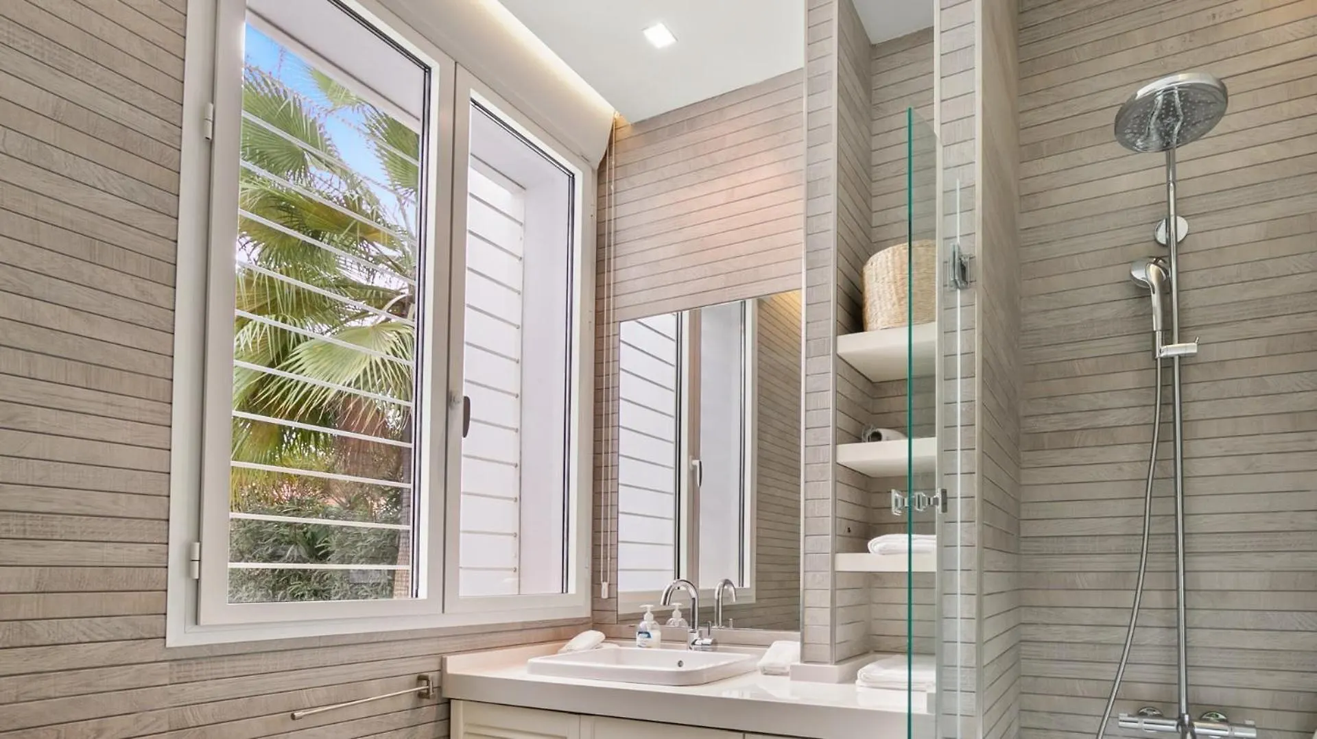 Villa Vivi Homes -Villa Perla Pool, Gym, Jacuzzi & Garden Estepona
